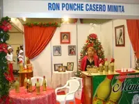 Abuela Minita preparando el ron ponche casero